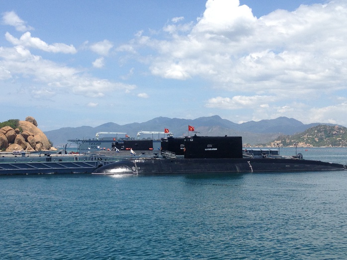 Bốn chiếc tàu ngầm neo tại quân cảng