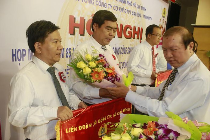 Ông Nguyễn Việt Cường, Phó Chủ tịch LĐLĐ TP, trao cờ thi đua của LĐLĐ TP  cho các tập thể xuất sắc SAMCO
