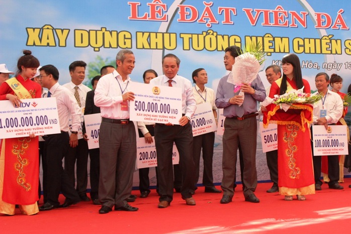 Ông Đặng Ngọc Tùng (bìa trái), tiếp nhận ủng hộ kinh phí xây dựng Khu tưởng niệm chiến sĩ Gạc Ma từ đại diện LĐLĐ tỉnh Khánh Hòa    ẢNH: KỲ NAM