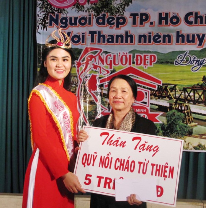  Hoa khôi Người đẹp TP HCM qua ảnh 2014 Võ Thị Quỳnh Đăng về lại quê La Hai làm từ thiện ngay sau khi đăng quang.