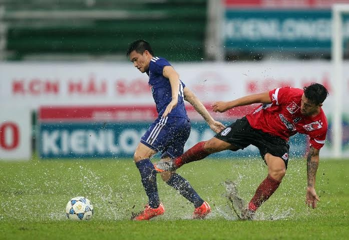 Công Vinh (trái) trong một pha tranh bóng với đội chủ nhà