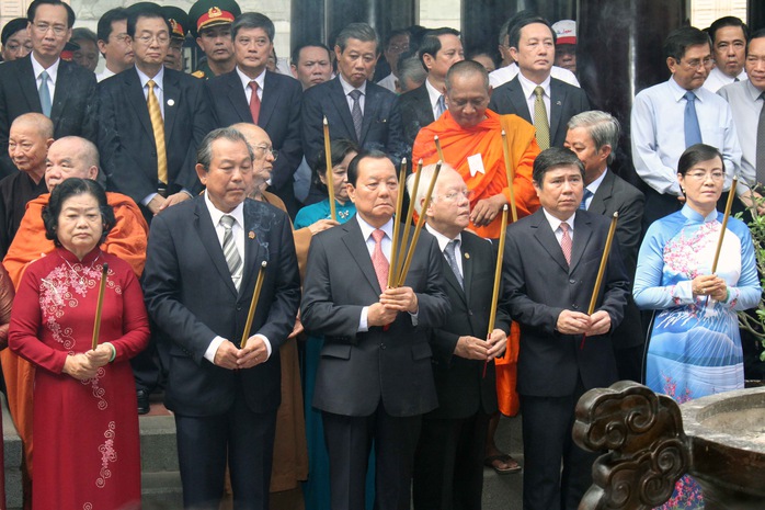 Các lãnh đạo TP HCM tưởng niệm vua Hùng