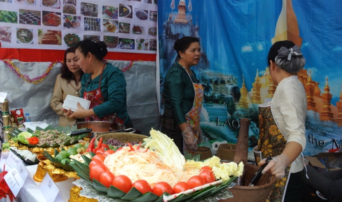 Nộm, lạp, xôi, mì cốt dừa đến từ Đại sứ quán Lào