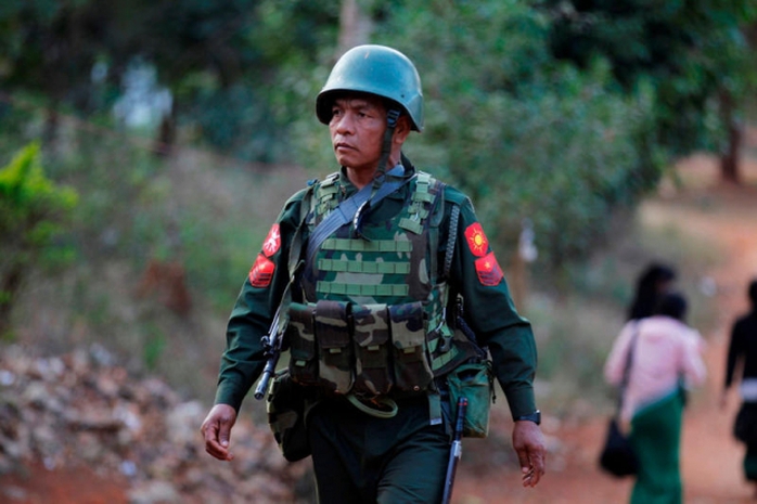 Một binh sĩ Myanmar ở vùng Lashio giáp biên giới với tỉnh Vân Nam, Trung Quốc. Quân đội Myanmar đã liên tục giao tranh với quân nổi loạn ở vùng này từ tháng 2, khiến bom đan rơi sang phần lãnh thổ Trung Quốc. Nguồn: Reuters