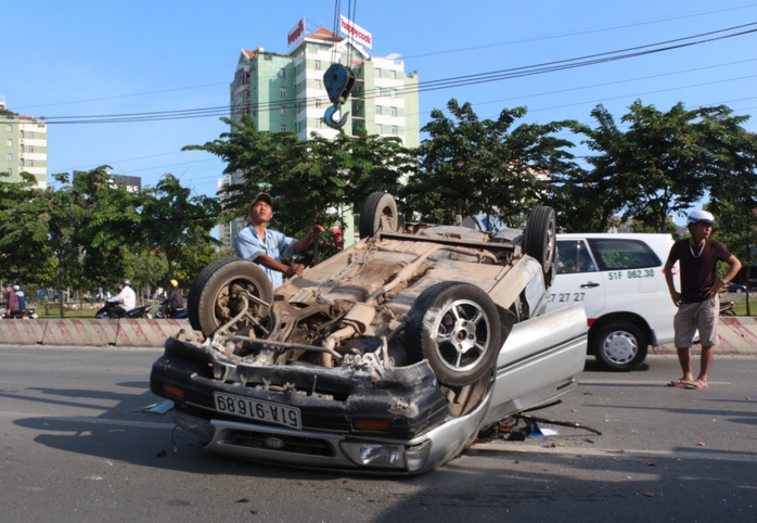 Chiếc xe lật ngửa trên xe lộ Hà Nội