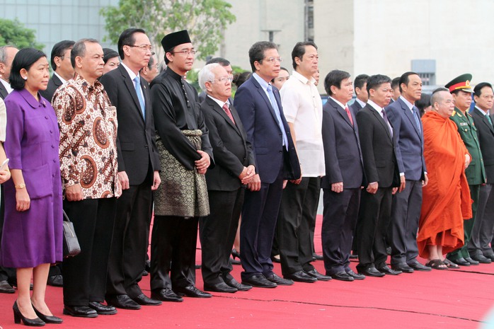 Giới lãnh đạo, quan chức và các đại biểu làm lễ Thượng cờ. Ảnh: Hoàng Tìiều