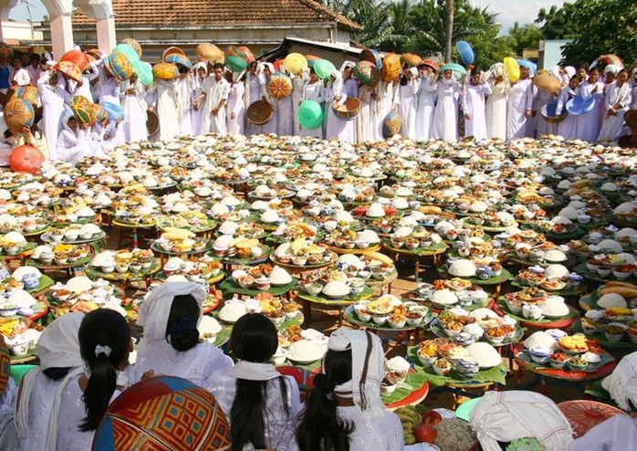 Bà con mang sính lễ đến Thánh đường cúng kính, chuẩn bị cho tháng chay tịnh Ramưwan