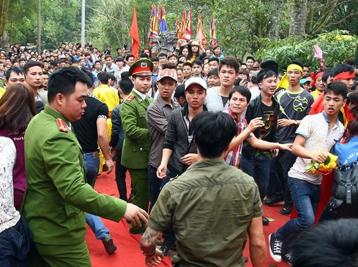 Lực lượng công an bảo vệ lễ hội can thiệp giữ trật tự tại lễ hội đền Gióng, huyện Sóc Sơn (Hà Nội). Ảnh: Zing