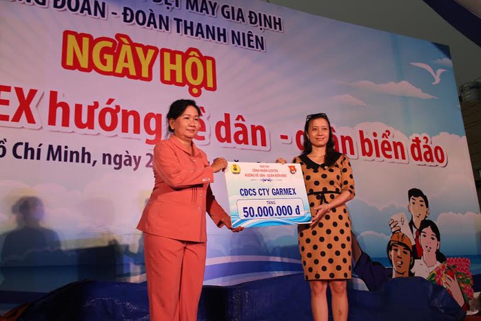 Bà Nguyễn Thị Hồng Liên, Chủ tịch Công ty CP SX-TM May Sài Gòn - một trong 9 thủ lĩnh Công đoàn đạt giải thưởng 28-7 trong năm 2015 ẢNH: HỒNG ĐÀO