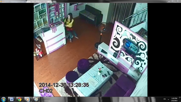 Linh đang mở tủ, trộm điện thoại tại một tiệm chuyên chăm sóc sắc đẹp ở TP Thủ Dầu Một 