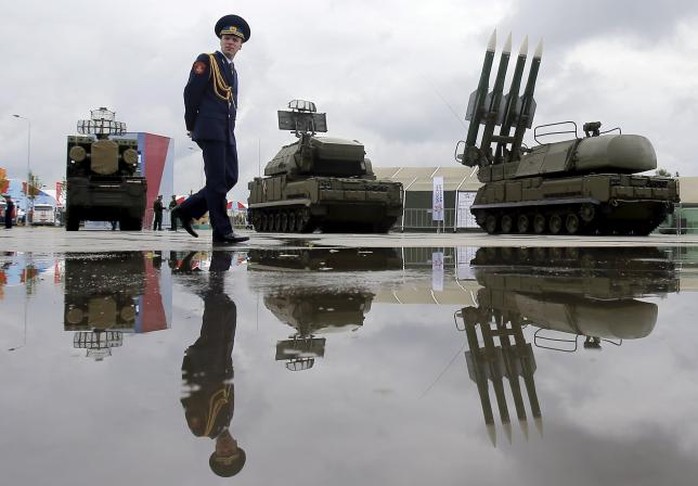 Một sĩ quan Nga đi qua hệ thống tên lửa Buk-1M của Nga tại diễn đàn quân sự quốc tế diễn ra ở Kubinka, Nga hồi tháng 6. Ảnh: Reuters