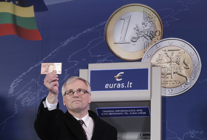 ông Rimantas Sadzius, Bộ trưởng Bộ Tài chính của Lithuania phát biểu tại buổi lễ tuyên bố chuyển đổi đồng tiền. Ảnh: Reuters
