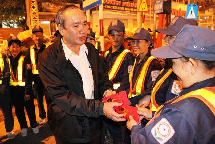 Ông Nguyễn Hòa, Chủ tịch LĐLĐ tỉnh Khánh Hòa, lì xì Tết cho công nhân Công ty CP Môi trường Đô thị Nha Trang