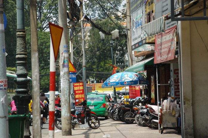 Lộn xộn trước cổng trường THPT Thăng Long, Nguyễn Thị Minh Khai, phường 2, quận 3, diễn ra liên tục nhưng vẫn cứ vô tư đi