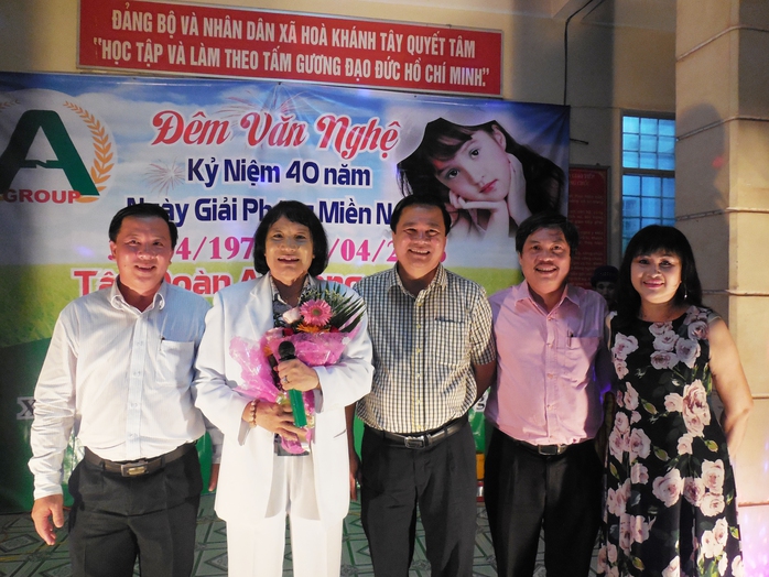 NSƯT Minh Vương và các đồng chí lãnh đạo tỉnh Long An trong đêm văn nghệ chào mừng 40 năm giải phóng miền Nam, thống nhất đất nước