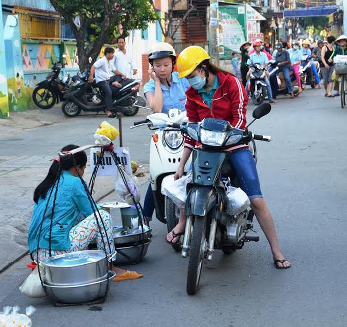 Thu nhập thấp khiến công nhân không có nhiều sự lựa chọn khi mua thức ăn sáng