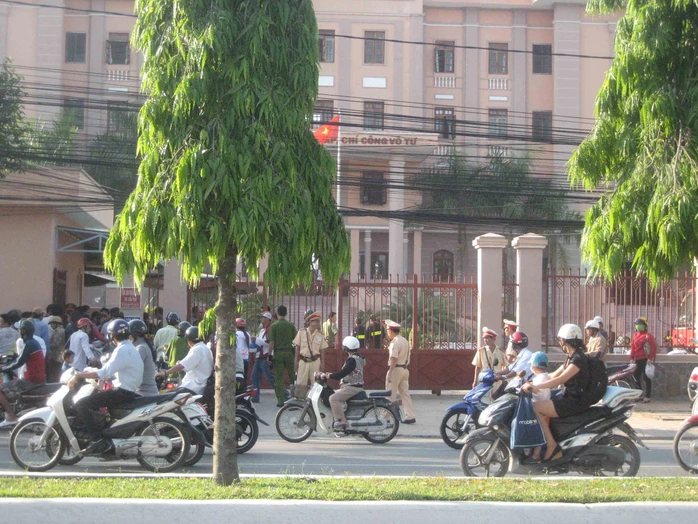 Lực lượng cảnh sát bảo vệ trước cổng TAND TP Cần Thơ