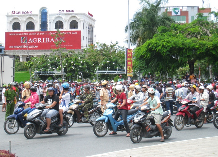 Hàng trăm người dân hiếu kỳ gây ách tắc giao thông cục bộ