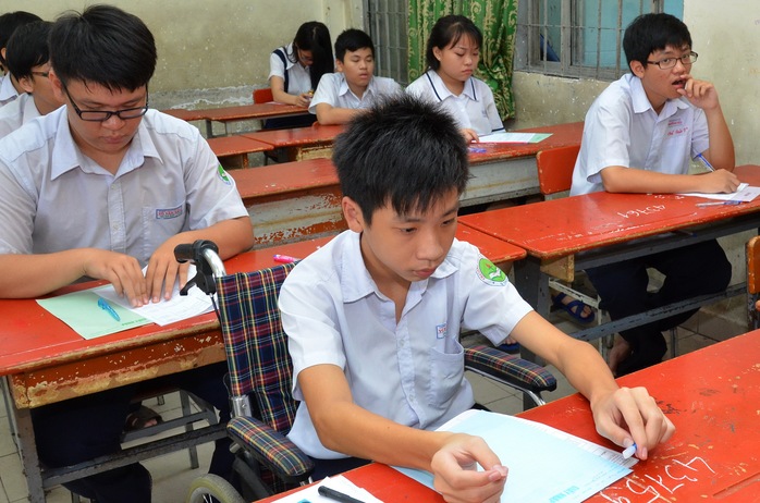 Thí sinh thi vào lớp 10 môn ngữ văn tại Trường THCS Nguyễn Gia Thiều, quận Tân Bình. Ảnh: T. Thạnh