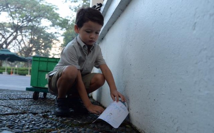 Ryan  Mackay,5 ,together with her mother Sharon Tan,39, a lawyer were the  first to pay tribute at The Istana at 740am on 23 Mar, 2015. Photo:  Desmond Foo. - See more at:  http://www.straitstimes.com/news/singapore/more-singapore-stories/story/tributes-stream-singaporeans-mourn-death-mr-lee-kuan-yew#10