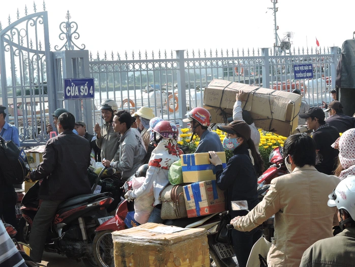 Người dân chen chúc chờ lên tàu ra đảo Lý Sơn