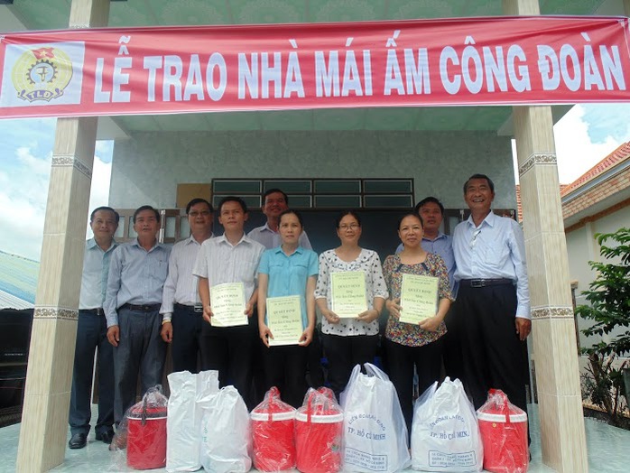 Ông Nguyễn Hữu Hùng, Chủ tịch CĐ Giáo dục TP HCM, trao Mái ấm Công đoàn cho các gia đình CB-CNV