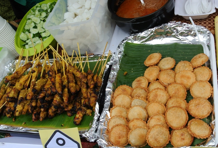 Với món karipap (phải) và gà nướng sa tế của Malaysia
