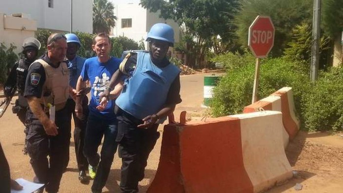 Lực lượng an ninh Mali đưa con tin thoát ra ngoài. Ảnh: BBC