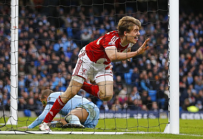 Tiền đạo Bamford sau bàn mở tỉ số cho Middlesbrough trên sân Etihad của Man City