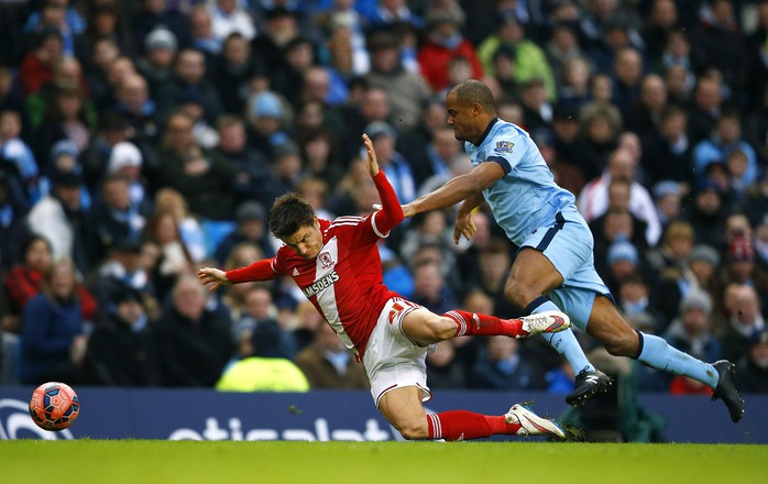 Trung vệ Kompany (phải) của Man City vất vả trước các cầu thủ Middlesbrough sung mãn