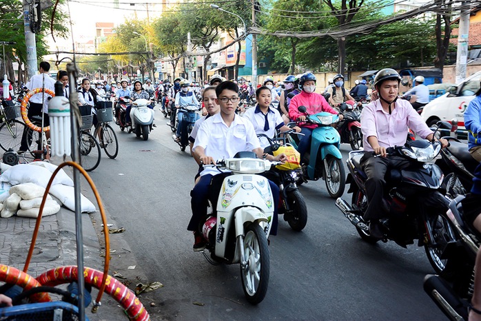 Học sinh cấp 3 đi xe máy nhưng không đội MBH

 