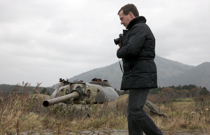 Ông Dmitry Medvedev thăm quần đảo Kuril khi còn làm tổng thống vào năm 2010. Ảnh: ITAR-TASS                        