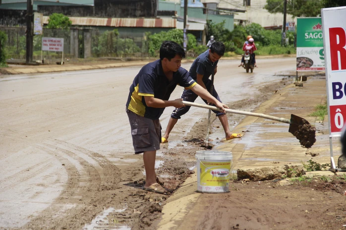 Để tránh bại tai nạn, người dân tự nạo vét nhiều đoạn đường