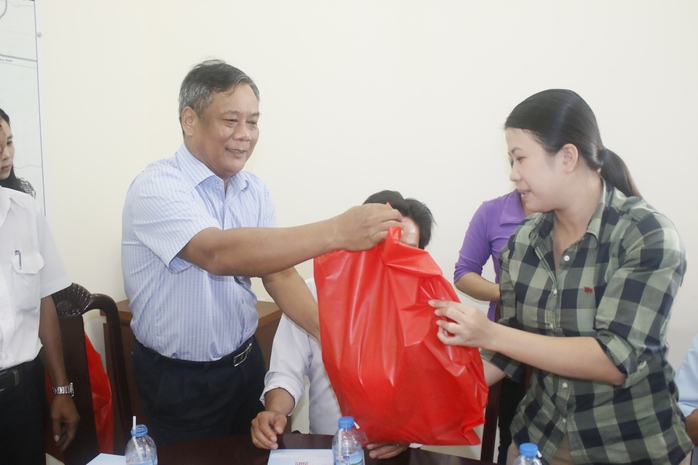 Ông Nguyễn Thành Chung, Bí thư Đảng ủy, Giám đốc sở Giao thông vận tải trao quà Tết cho CN mắc bệnh hiểm nghèo, có hoàn cảnh đặc biệt khó khăn