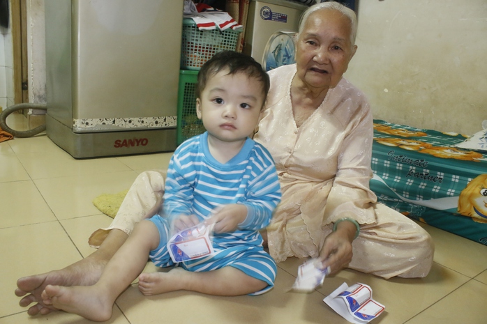 Rời Trung tâm nuôi dưỡng bảo trợ trẻ em Tam Bình, nét mặt bé Bo vẫn còn mệt mỏi