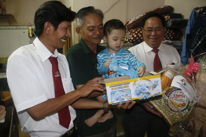 Tài xế Hồ Minh Thuận tặng đồ chơi cho bé Bo