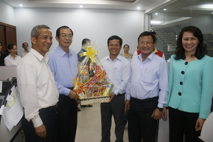 Lãnh đạo Tổng LĐLĐ Việt Nam, Đoàn Đại biểu Quốc hội TP HCM và LĐLĐ TP, tặng quà CBCNV Công ty Vissan