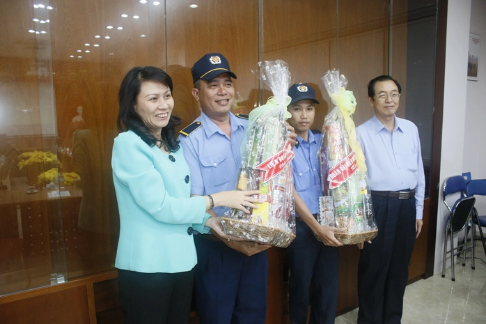 Bà Nguyễn Thị Thu, Chủ tịch LĐLĐ TP HCM, tặng quà Tết cho CBCNV Chợ Bình Điền