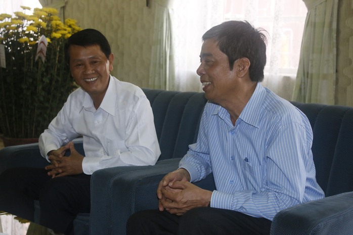 Ông Nguyễn Văn Khải (bìa phải), Phó Chủ tịch Thường trực LĐLĐ TP, trò chuyện với lãnh đạo Nhà máy Nhiệt điện Thủ Đức