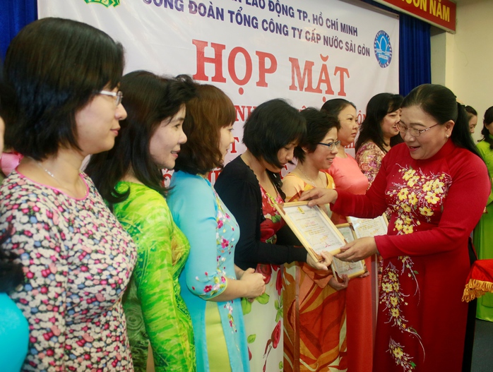 Bà Nguyễn Thị Bích Thủy, Phó Chủ tịch LĐLĐ TP HCM, trao giấy khen cho các tập thể xuất sắc tại Sawaco