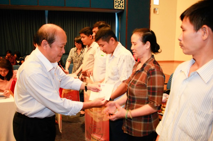 Đại diện Ngân hàng Đông Á, tặng quà cho công nhân khó khăn trong chương trình Cùng công nhân vượt khó