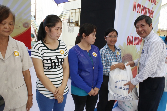 Ông Trần Thanh Hải, Phó Chủ tịch Thường trực Tổng LĐLĐ Việt Nam, tặng quà cho nữ CNVC-LĐ khó khăn