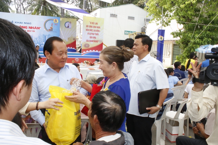 Ông Lê Thanh Hải, Ủy viên Bộ Chính trị, Bó thu Thành ủy (bìa trái), tặng quà cho công nhân có hoàn cảnh khó khăn