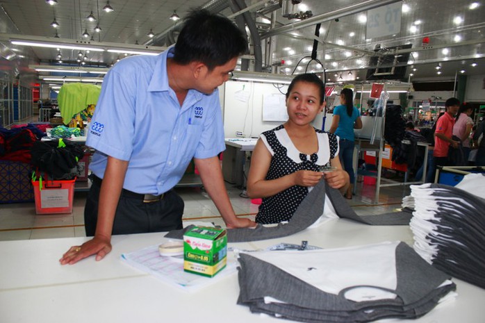 Cán bộ Công đoàn Công ty Triple Việt Nam thăm hỏi tình hình việc làm, đời sống công nhân