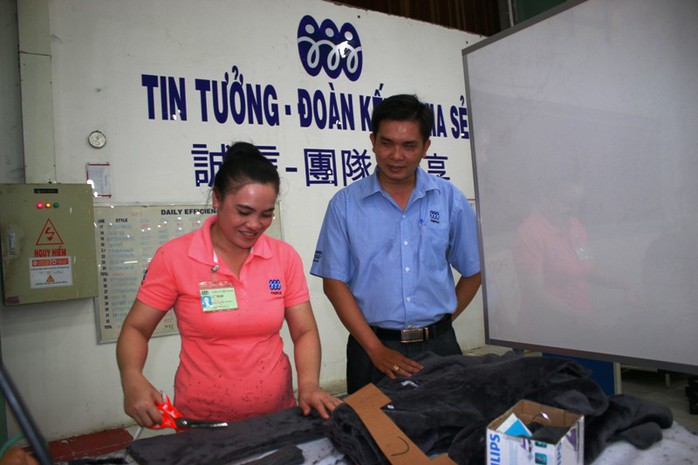 Ông Lê Trần Thanh Hải, Chủ tịch Công ty Triple Việt Nam, thăm hỏi công nhân