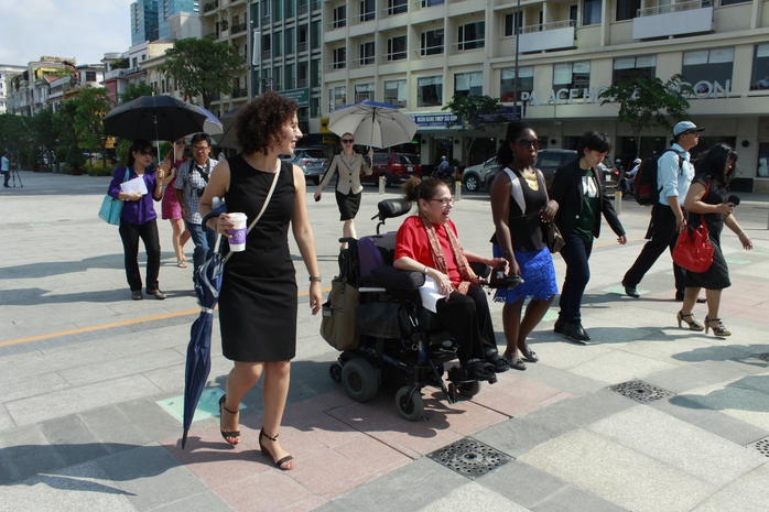 Bà Judith Heumann, Cố vấn Cao cấp của Chính phủ Mỹ về Quyền của người khuyết tật quốc tế, có chuyến đi thực tế trên phố đi bộ trên đường Nguyễn Huệ. Ảnh: Thu Hằng