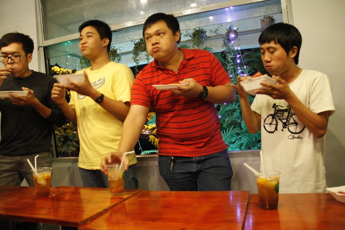 Chỉ mới ăn 2 cây xích xích đã có nhiều thí sinh có cảm giác nuốt không trôi.