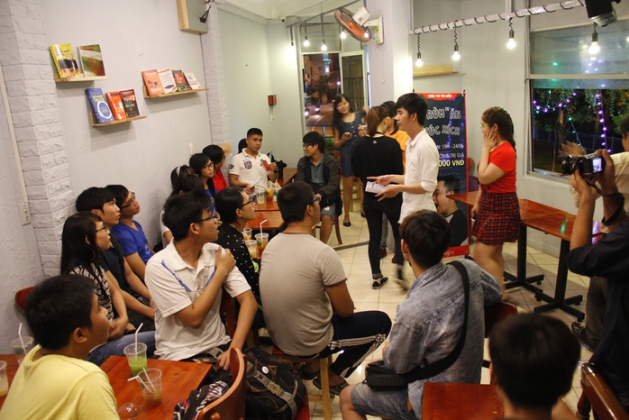 Cuộc thi “ăn xúc xích nhanh”  thu hút rất đông các bạn trẻ, sinh viên tham gia.