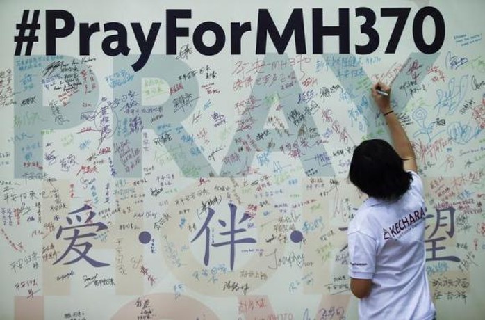 Cầu nguyện cho MH370. Ảnh: Rauters