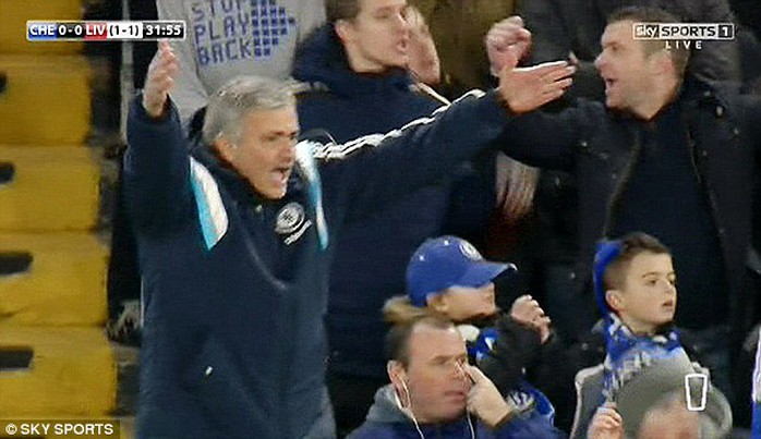 HLV Mourinho của Chelsea phản ứng quyết định của trọng tài sau pha bóng trên